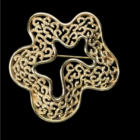 Vintage MCM Signed Crown TRIFARI Goldtone Organic Modern Shape Pin Brooch - Picture 3 of 4